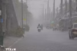De violentes pluies continuent de s’abattre sur les régions du Nord et du Centre du Vietnam. Photo : VNA