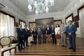Des ambassadeurs de l'ASEAN au Brésil et le maire de Belém, Igor Normando. Photo : VNA