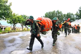Les forces armées et de sécurité sont prêtes à soutenir les évacuations et les opérations de secours. Photo : VNA