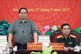 Le PM Pham Minh Chinh travaille avec les dirigeants de la Commission militaire centrale et du ministère de la Défense nationale sur le développement de l'industrie de la défense. Photo : VNA