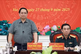 Le PM Pham Minh Chinh travaille avec les dirigeants de la Commission militaire centrale et du ministère de la Défense nationale sur le développement de l'industrie de la défense. Photo : VNA
