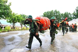 Les forces armées et de sécurité sont prêtes à soutenir les évacuations et les opérations de secours. Photo : VNA