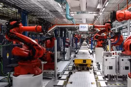 Ligne de production du véhicule électrique Fiat 500 BEV. Photo : AFP/VNA