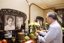 To Lam brûle de l’encens en mémoire du Premier ministre Vo Van Kiet. Photo : VNA