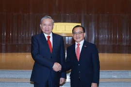 Le président du Parlement singapourien, Seah Kian Peng rencontre à Singapour le secrétaire général du Comité central du Parti communiste du Vietnam To Lam (gauche). Photo : VNA