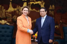 Le Premier ministre Pham Minh Chinh et Mme Nicola Beer, vice-présidente de la Banque européenne d'investissement. Photo : VNA