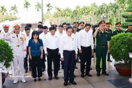Le président de l'Assemblée nationale, Tran Thanh Man et une mission l'accompagnant au site historique national de Nga Ba Giong, dans la commune de Ba Diem, à Hô Chi Minh-Ville. Photo : VNA