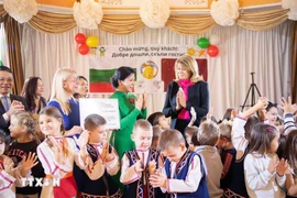 Mme Ngo Phuong Ly et Mme Desislava Radeva à l'école maternelle Zvanche n°2. Photo : VNA
