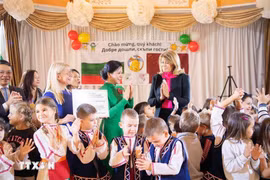 Mme Ngo Phuong Ly et Mme Desislava Radeva à l'école maternelle Zvanche n°2. Photo : VNA