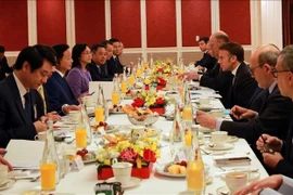 Le petit-déjeuner de travail entre le vice-Premier ministre vietnamien Tran Hong Ha et le président français Emmanuel Macron. Photo : VNA