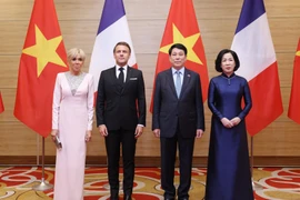 Le président Luong Cuong (2e à droit), son épouse et le président français Emmanuel Macron et son épouse. Photo : VNA