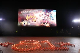 Mưa đỏ (Pluie rouge) est projeté aux populations de Quang Tri. Photo : VNA