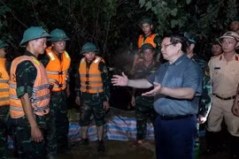 Le Premier ministre inspecte les opérations de lutte contre les inondations dans la nuit. Photo : VNA