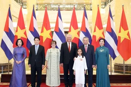 Le secrétaire général To Lam (2e à droite) et son épouse, le président Luong Cuong (2e à gauche) et son épouse, le premier secrétaire du Parti communiste de Cuba, le président cubain Miguel Díaz-Canel Bermúdez et son épouse posent une photo. Photo : VNA