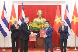 La remise du procès-verbal de la 42e session du Comité intergouvernemental Vietnam-Cuba sur la coopération économique et scientifique. Photo : VNA