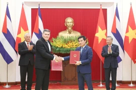 La remise du procès-verbal de la 42e session du Comité intergouvernemental Vietnam-Cuba sur la coopération économique et scientifique. Photo : VNA