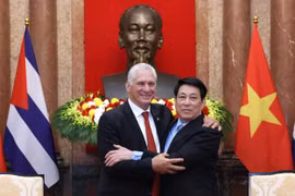 Le président vietnamien Luong Cuong (droite) et le premier secrétaire du Parti communiste et président cubain Miguel Díaz-Canel Bermúdez à Hanoï. Photo : VNA
