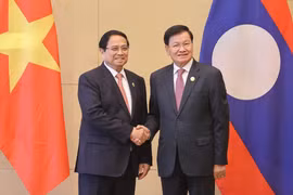 Le Premier ministre vietnamien Pham Minh Chinh (gacuhe) et le secrétaire général du Parti populaire révolutionnaire lao et président de la République démocratique populaire lao, Thongloun Sisoulith, à Tianjin. Photo : VNA
