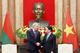 Le président de la République, Luong Cuong (droite) et le président de la Chambre des représentants de l'Assemblée nationale de Biélorussie, Igor Sergueïenko, à Hanoï. Photo : VNA