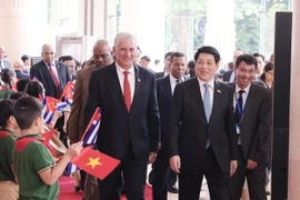 Le président Luong Cuong (droite) et le premier secrétaire du Comité central du Parti communiste de Cuba, président cubain, Miguel Díaz-Canel Bermúdez au grand meeting marquant le 65ᵉ anniversaire de l’établissement des relations diplomatiques entre le Vietnam et Cuba. Photo : VNA