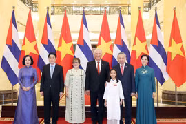 Le secrétaire général To Lam (2e à droite) et son épouse, le président Luong Cuong (2e à gauche) et son épouse, le premier secrétaire du Parti communiste de Cuba, le président cubain Miguel Díaz-Canel Bermúdez et son épouse posent une photo. Photo : VNA