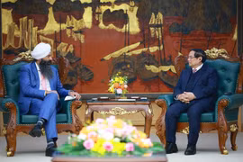 Le Premier ministre Pham Minh Chinh (droite) rencontre le ministre canadien du Développement international, Randeep Sarai, en visite de travail au Vietnam. Photo : VNA