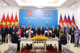 De nombreux accords de coopération ont été signé entre le Vietnam et le Cambpdge lors de la visite de To Lam au Cambodge. Photo : VNA