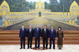 Le président du Parti du peuple cambodgien, Samdech Techo Hun Sen, accueille le secrétaire général To Lam (3e à gauche) et les dirigeants vietnamiens au banquet d'État. Photo : VNA.