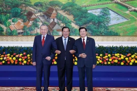 Rencontre des dirigeants des trois Partis du Vietnam, du Cambodge et du Laos