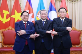 Le Premier ministre vietnamien Pham Minh Chinh (gauche), le Premier ministre cambodgien Hun Manet et le Premier ministre lao Sonexay Siphandone à Phnom Penh. Photo : VNA