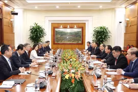 Trinh Van Quyet, secrétaire du Comité central du Parti communiste du Vietnam, chef de la Commission centrale de l’éducation et de la mobilisation auprès des masses du Parti, s’entretient avec Li Shulei, membre du Bureau Politique, secrétaire du Secrétariat et chef du Département de l’information du Comité central du Parti communiste chinois. Photo : VNA