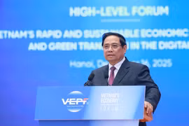 Le Premier ministre Pham Minh Chinh prend la parole lors du Forum économique du Vietnam 2025, perspectives 2026. Photo : VNA