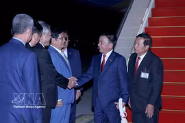 Des dirigeants du Parti du peuple cambodgien accueille Tran Cam Tu et la délégation vietnamienne l'accompagnant à l'aéroport international de Techo. Photo : VNA