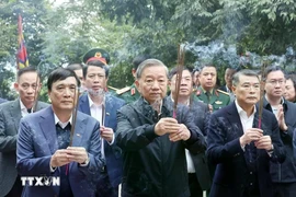 Le secrétaire général du Parti, To Lam, et une mission du ressort central, sont allés le 5 février offrir de l'encens pour commémorer les rois fondateurs Hung au palais Kinh Thien. Photo : VNA