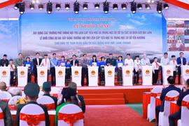 La cérémonie de lancement des travaux de construction simultanée d'écoles polyvalentes internes dans les communes frontalières terrestres. Photo : VNA