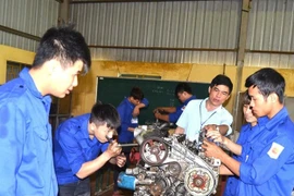 Formation professionnelle pour les travailleurs ruraux, les travailleurs issus de ménages pauvres, quasi-pauvres et récemment sortis de la pauvreté à Tuyen Quang. Photo : https://laodong.vn