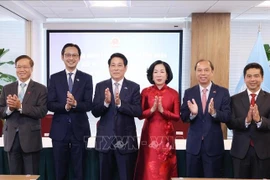Le président Luong Cuong, son épouse et la délégation vietnamienne de haut rang ont rendu visite, le 24 septembre (heure locale) à New York, au siège de la Mission permanente du Vietnam auprès de l’ONU. Photo : VNA