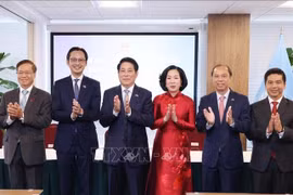 Le président Luong Cuong, son épouse et la délégation vietnamienne de haut rang ont rendu visite, le 24 septembre (heure locale) à New York, au siège de la Mission permanente du Vietnam auprès de l’ONU. Photo : VNA