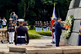Le secrétaire général et président To Lam dépose une gerbe en hommage au héros national philippin José Rizal. Photo : VNA