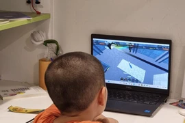 Le Vietnam compte environ 24,7 millions d’enfants, soit près de 25% de la population, qui utilisent les réseaux sociaux cinq à sept heures par jour. Photo : TT/CVN 