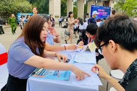 Des travailleurs bénéficient de conseils et d'un accès à l'emploi. Photo d'illustration : https://vneconomy.vn/