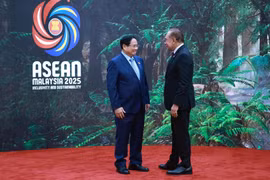Le Premier ministre malaisien Anwar Ibrahim accueille le Premier ministre Pham Minh Chinh (gauche). Photo : VNA