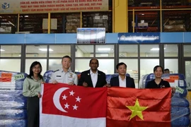 Des représentants du ministère vietnamien de l'Agriculture et de l'Environnement ont réceptionné l'aide singapourienne à l'aéroport de Noi Bai dans l'après-midi du 25 octobre. Photo : congthuong.vn