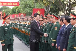 Le président Luong Cuong visite la zone militaire 3 relevant du ministère de la Défense. Photo : VNA