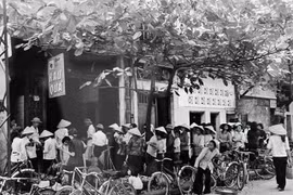 Faire la queue pour acheter de la nourriture pendant la période de subvention. Photo d'archives : VNA