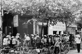 Faire la queue pour acheter de la nourriture pendant la période de subvention. Photo d'archives : VNA