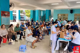 Des habitants patientent pour le bilan de santé dans le quartier de Tan Binh. Photo : Journal "Tin tức và Dân tộc" (Informations et Minorité ethnique)