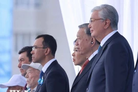 Le secrétaire général du Parti To Lam (2e à droite) et son épouse assistent à la parade militaire au Kazakhstan. Photo : VNA