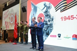 Le vice-Premier ministre Tran Hong Ha (1er à droite) à la réception en commémoration du 80e anniversaire de la Victoire dans la Grande Guerre patriotique (9 mai 1945 - 9 mai 2025),