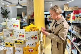 Les litchis frais vietnamiens dans un supermarché français. Photo : VNA